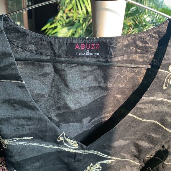 saree blouse. Back covered.Deep neck. Elbow sleeves. Can Wear as cropped top! - Picture 6 of 7